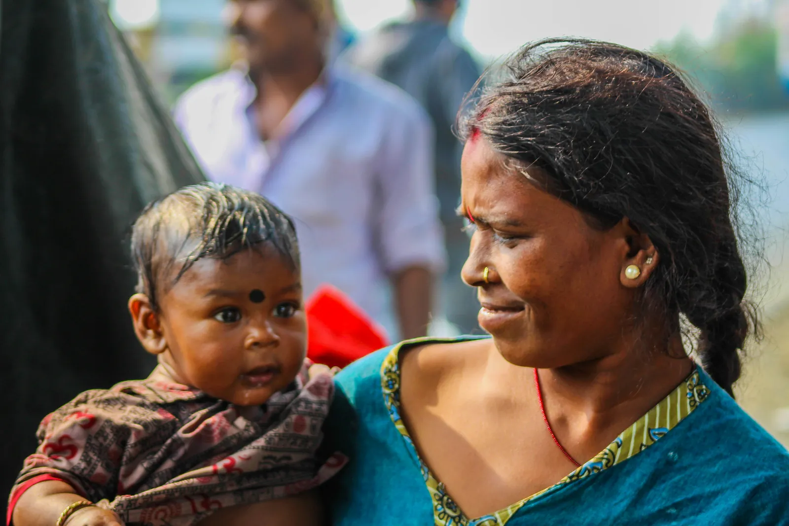 Mother holding her child in Kolkata